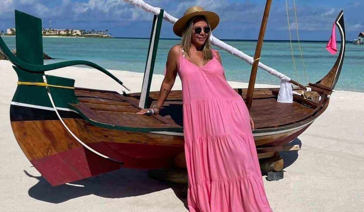 Carla Perez posa de vestido rosa durante viagem nas Maldivas: ‘perfeita’ (Foto: Reprodução/Instagram)
