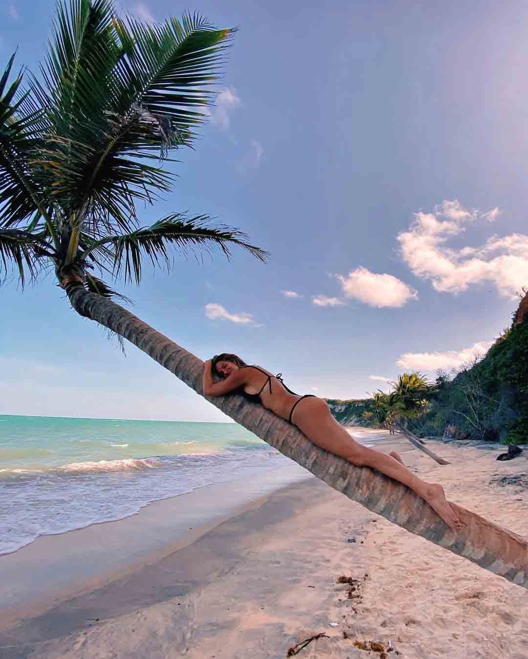 Gio Ewbank exibe cliques de viagem na Praia do Espelho em Trancoso. Foto: Reprodução Instagram