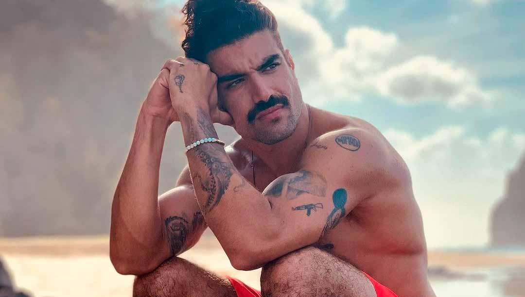 Caio Castro posa sem camisa em praia paradisíaca de Fernando de Noronha. Foto: Reprodução Instagram