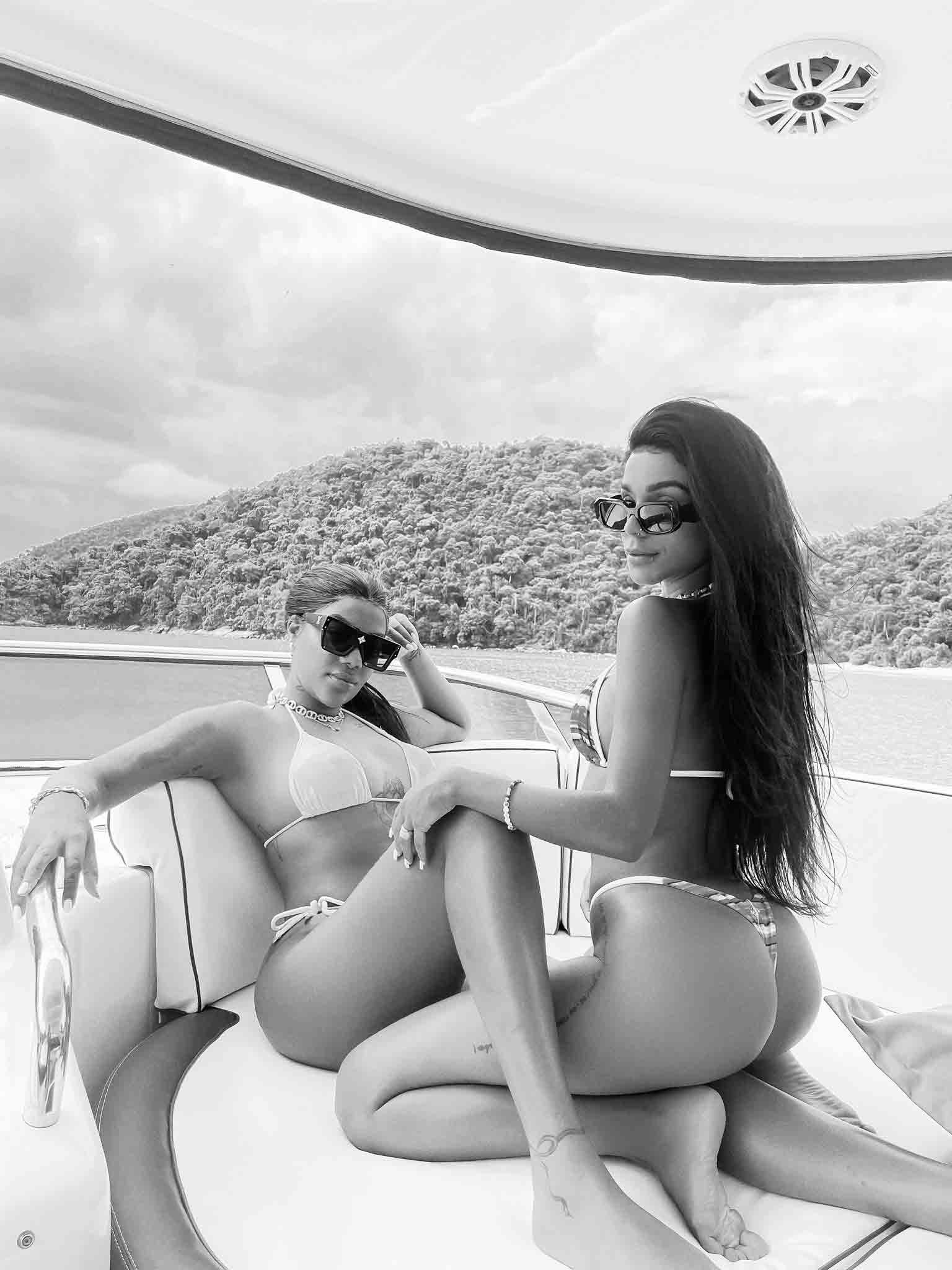 Ludmilla posa com Brunna Gonçalves em passeio de barco: ‘preferida’ (Foto: Reprodução/Twitter)
