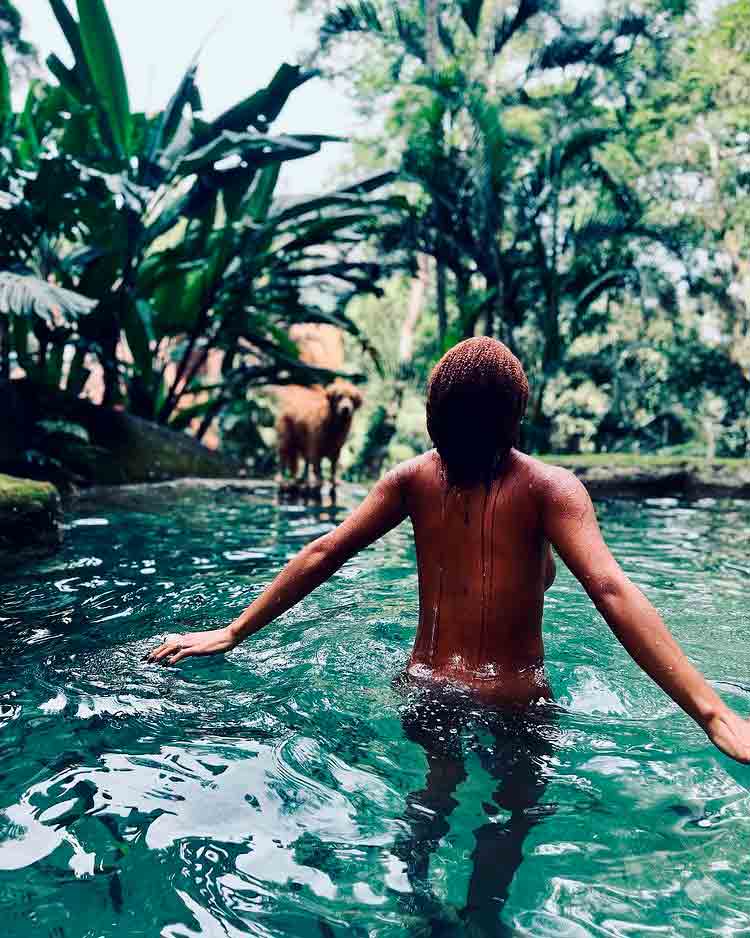 Ator de Gênsis e ex-Rouge tomam banho em piscina natural totalemente nus. Foto: Reprodução Instagram