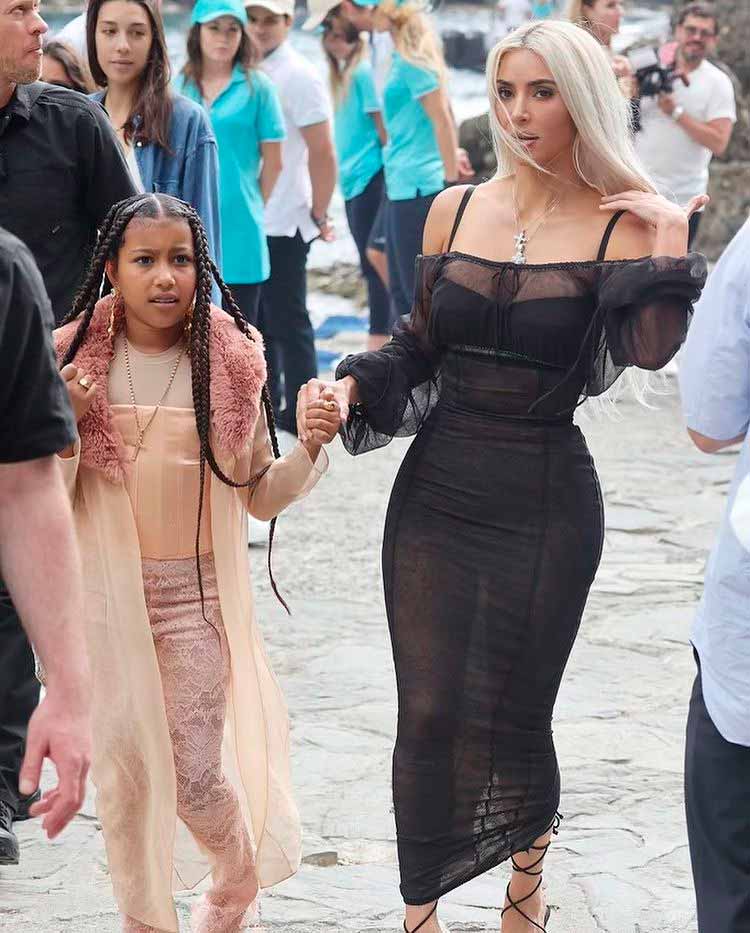  Kim Kardashian curte passeio de barco ao lado da filha mais velha (Foto: Reprodução/Instagram)