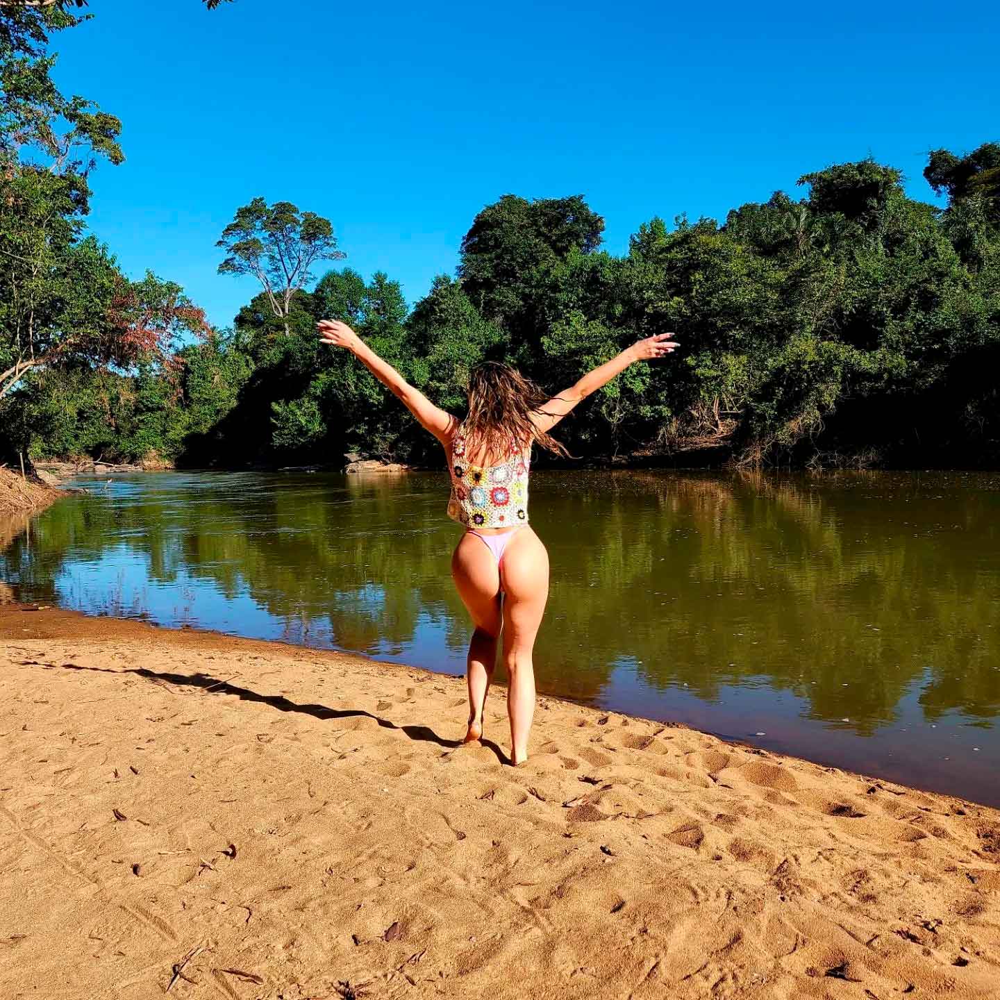Lívia Andrade posa tomando banho de rio em  Goiás. Foto: Reprodução Instagram