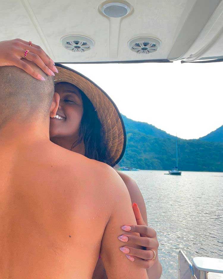 Iza ostenta corpão durante passeio de barco. Foto: Reprodução Instagram