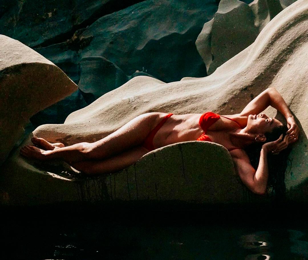 Juliana Paes encanta ao posar fazendo topless na Chapada dos Veadeiros (Foto: Reprodução/Instagram)