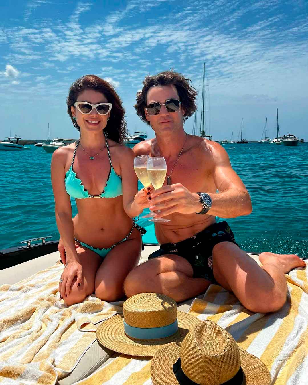 Juntos desde 2019, Paula e Rony fizeram um passeio de barco e posaram segurando taças de champanhe.Foto: Reprodução Instagram