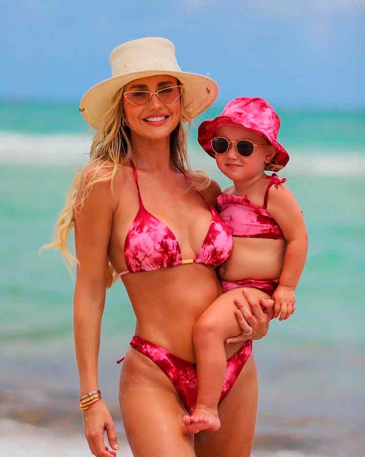  Ana Paula Siebert posa combinando biquíni com a filha na praia (Foto: Reprodução/Instagram)
