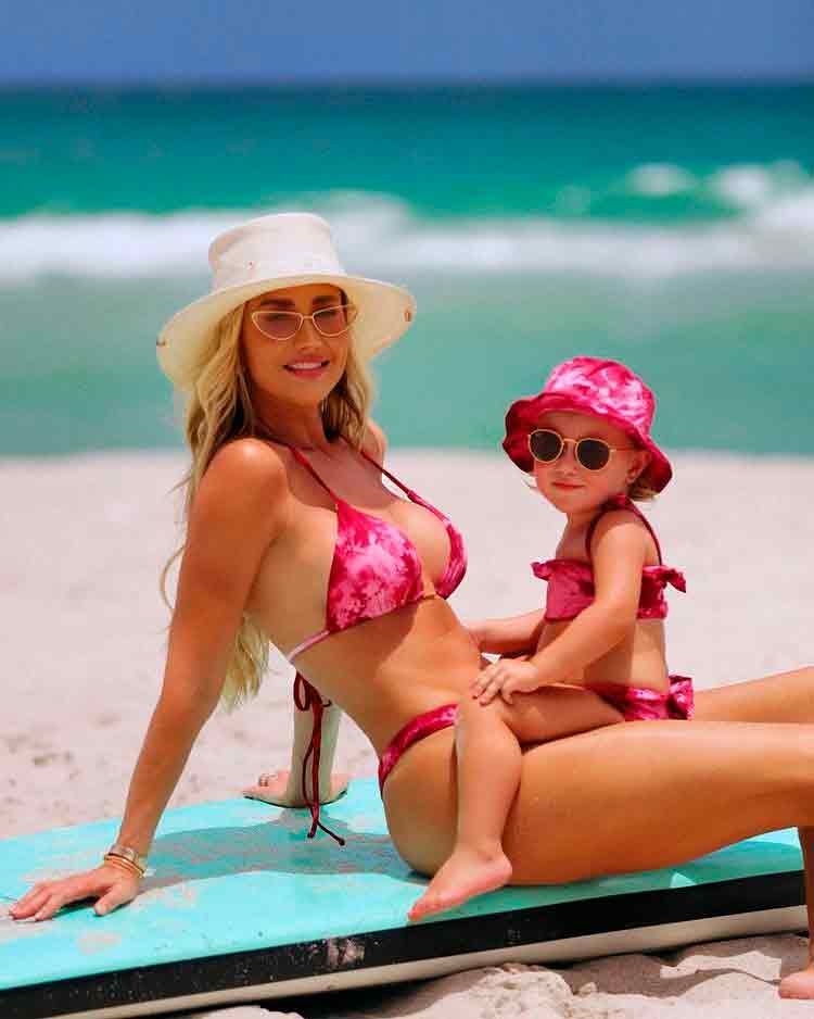  Ana Paula Siebert posa combinando biquíni com a filha na praia (Foto: Reprodução/Instagram)