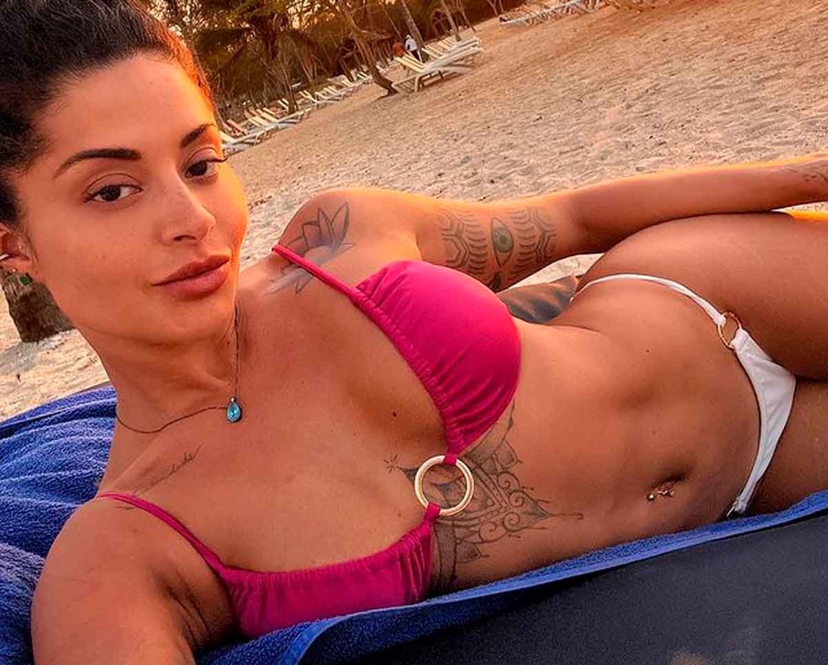Aline Campos posa de biquíni durante o pôr do sol em praia da Colômbia (Foto: Reprodução/Instagram)