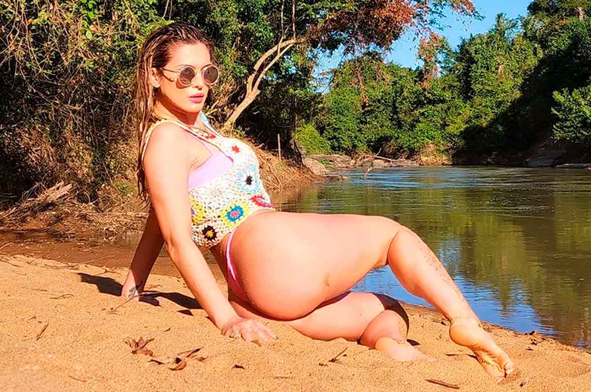 De biquíni, Lívia Andrade posa tomando banho de rio: 'bem pantaneira' (Foto: Reprodução/Instagram)