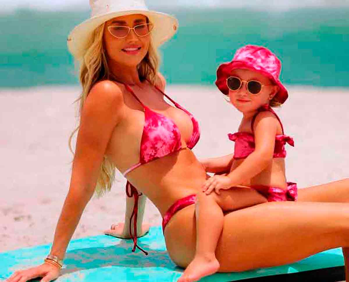 Ana Paula Siebert posa combinando biquíni com a filha na praia (Foto: Reprodução/Instagram)