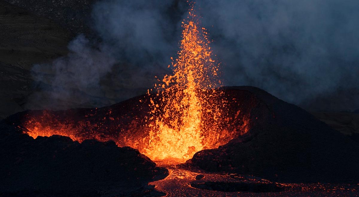Vídeo: Turistas se arriscam ao se aproximarem do vulcão Stromboli